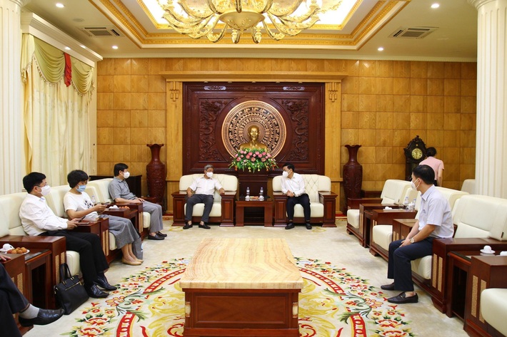 Thứ trưởng Nguyễn Trường Sơn trong buổi làm việc với Chủ tịch UBND tỉnh Bắc Giang Lê Ánh Dương.