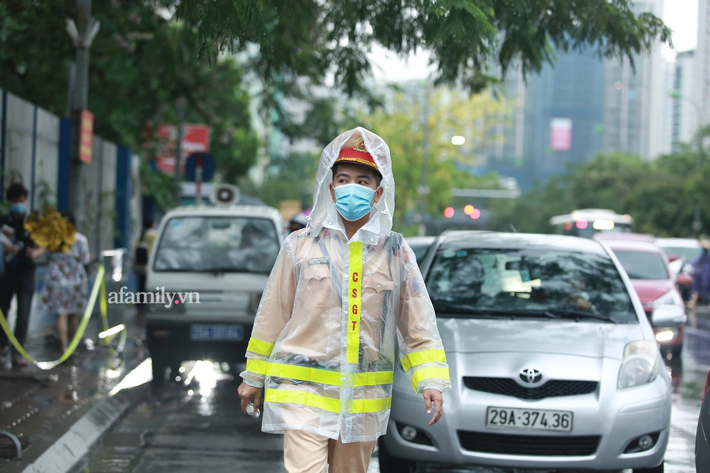 Mưa lớn như trút nước sáng 12/6, phụ huynh Hà Nội xách dép, đội mưa đưa con đi thi vào lớp 10 - Ảnh 13.