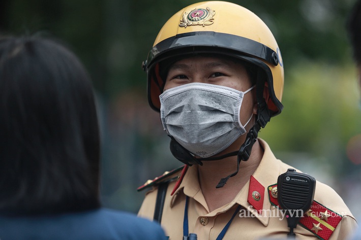 Đại úy CSGT dùng xe chuyên dụng chở thí sinh đến địa điểm thi đúng phút 89 - Ảnh 2.