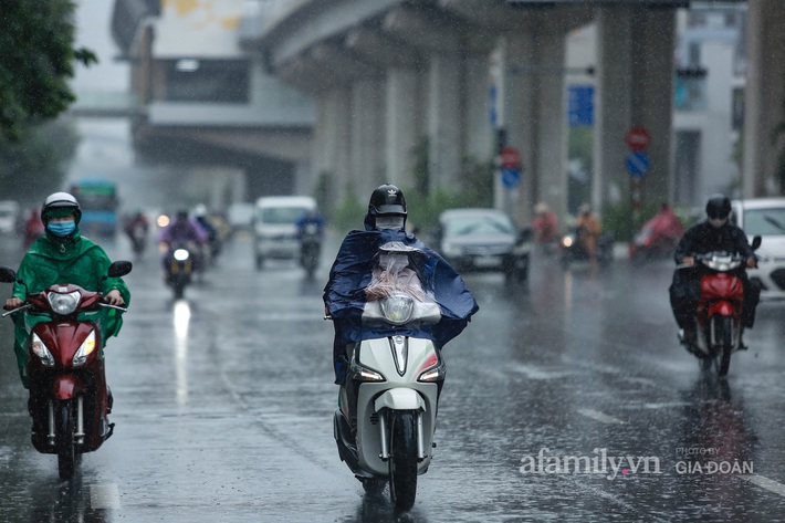 Bão số 2 Koguma: Người Hà Nội chật vật ra đường do mưa lớn, gió giật - Ảnh 9.