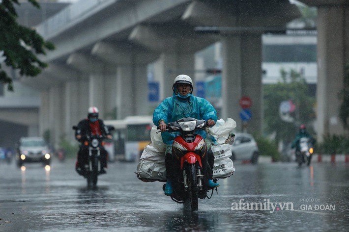 Bão số 2 Koguma: Người Hà Nội chật vật ra đường do mưa lớn, gió giật - Ảnh 1.