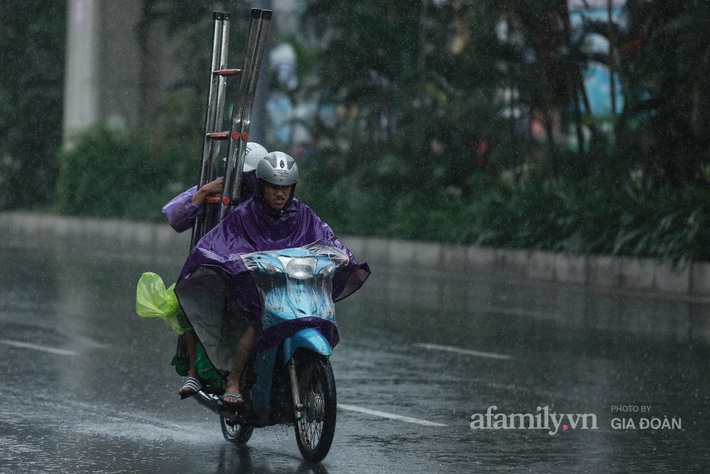 Bão số 2 Koguma: Người Hà Nội chật vật ra đường do mưa lớn, gió giật - Ảnh 7.