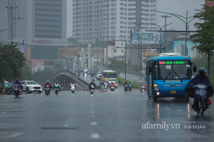 Bão số 2 Koguma: Người Hà Nội chật vật ra đường do mưa lớn, gió giật - Ảnh 6.