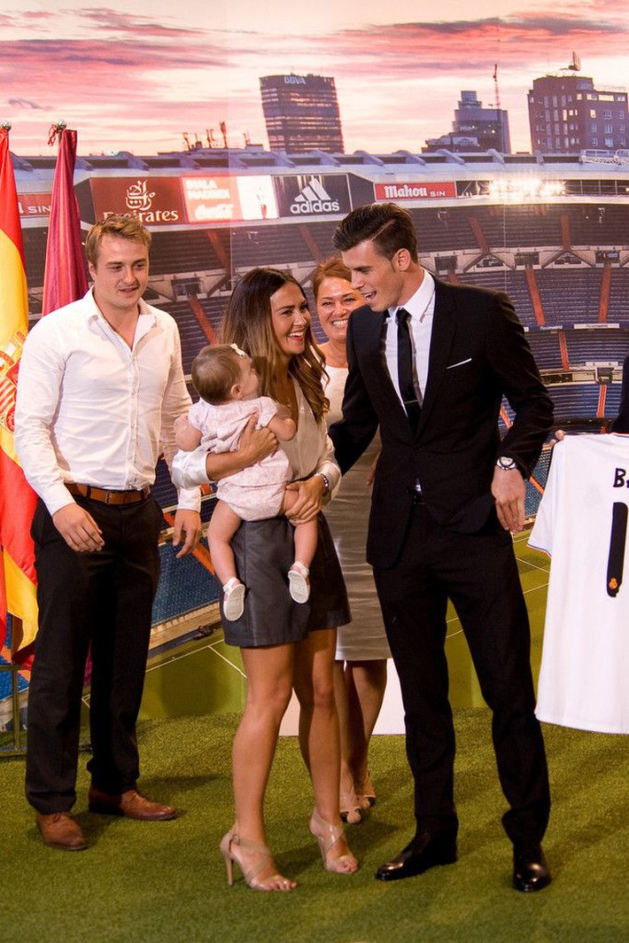 Chuyện tình của cầu thủ từng giữ kỷ lục chuyển nhượng thế giới, tính vượt mặt Ronaldo: Vợ xuất thân trong gia đình bất hảo, cấm bố cô dâu đến đám cưới vì lí do ít ai ngờ! - Ảnh 1.