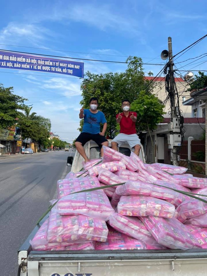 Người đàn ông tiếp tế 10.000 gói băng vệ sinh cho chị em trong khu cách ly ở Bắc Giang: 