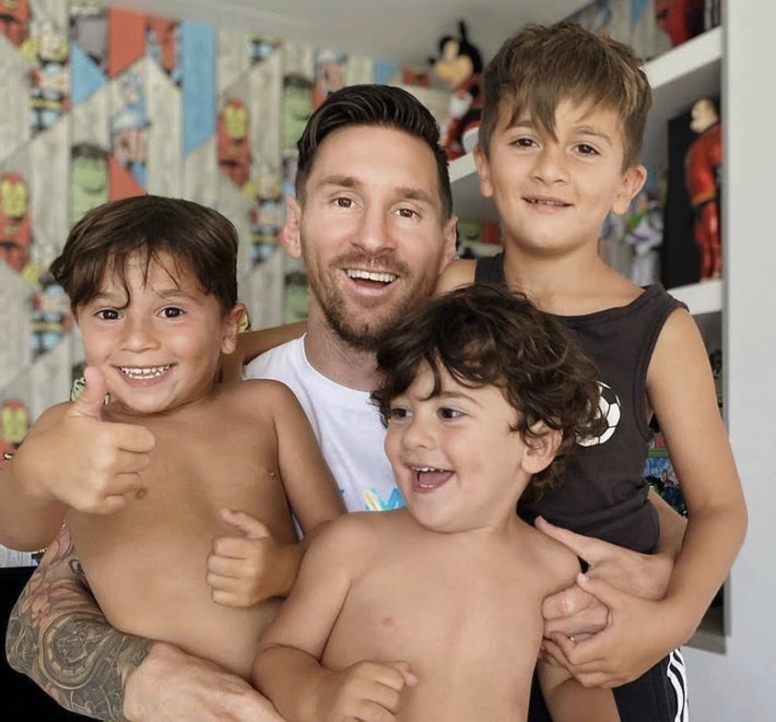 Con trai Messi là fan cứng của Ronaldo, còn con trai Ronaldo lại thần tượng Messi: Bố nhà người ta bao giờ cũng 