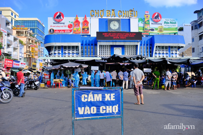 TP.HCM bất ngờ lấy 1.000 mẫu xét nghiệm COVID-19 người dân, tiểu thương tại chợ Bà Chiểu - Ảnh 1.