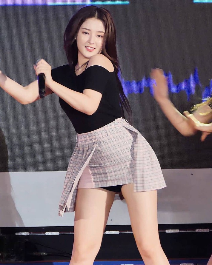 Nancy (MOMOLAND) để lộ quần bảo hộ trên sân khấu vì diện váy quá ngắn, bị netizen Hàn chửi bới? - Ảnh 5.