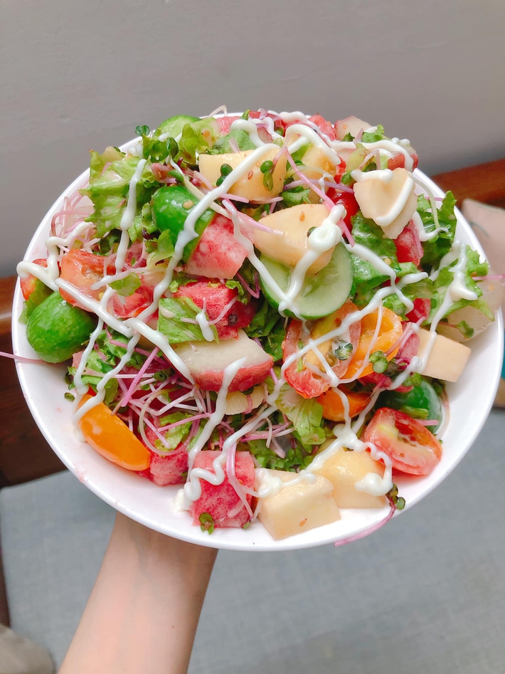 Vợ đảm làm salad 