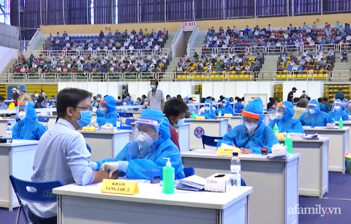 TP.HCM: 150 cán bộ UBND quận 11 phải lấy mẫu xét nghiệm khẩn cấp, tạm hoãn tiêm vắc xin tại nhà thi đấu Phú Thọ - Ảnh 1.