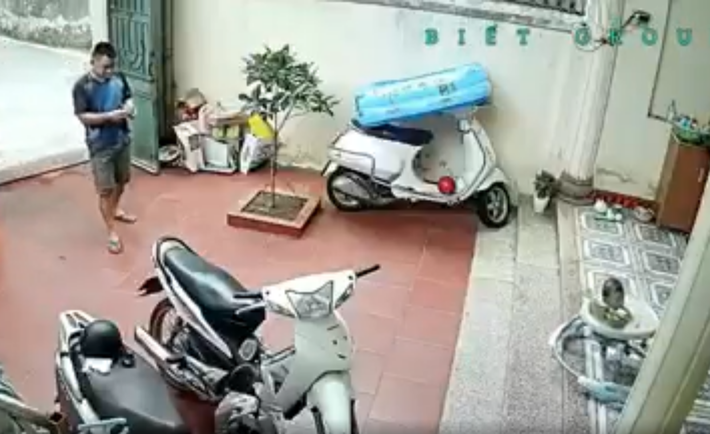 Thót tim với pha cứu nguy trong tích tắc của ông bố trẻ, cứu con nhỏ khỏi pha ngã lộn ngược từ bậc thềm cao - Ảnh 2.