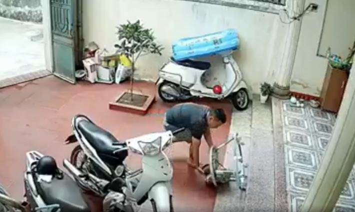 Thót tim với pha cứu nguy trong tích tắc của ông bố trẻ, cứu con nhỏ khỏi pha ngã lộn ngược từ bậc thềm cao - Ảnh 3.