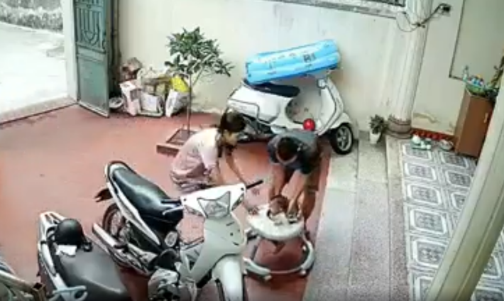 Thót tim với pha cứu nguy trong tích tắc của ông bố trẻ, cứu con nhỏ khỏi pha ngã lộn ngược từ bậc thềm cao - Ảnh 4.