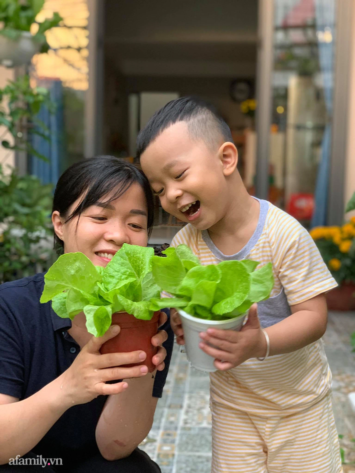 Mẹ Sài Gòn tận dụng đồ tái chế trồng cả vườn rau tươi tốt: Cả nhà vừa khỏe vừa vui, con lại thỏa sức sáng tạo - Ảnh 1.