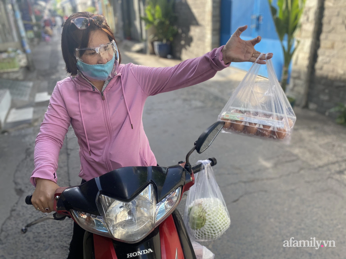 Xe tải bán hàng bình ổn giá cho dân TP.HCM đi chợ sát nhà những ngày giãn cách: 3 tiếng hết sạch thịt, rau - Ảnh 6.