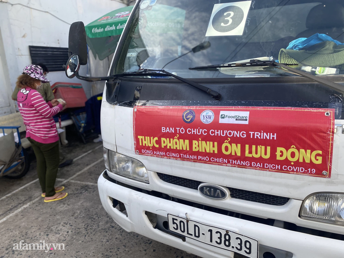 Xe tải bán hàng bình ổn giá cho dân TP.HCM đi chợ sát nhà những ngày giãn cách: 3 tiếng hết sạch thịt, rau - Ảnh 1.