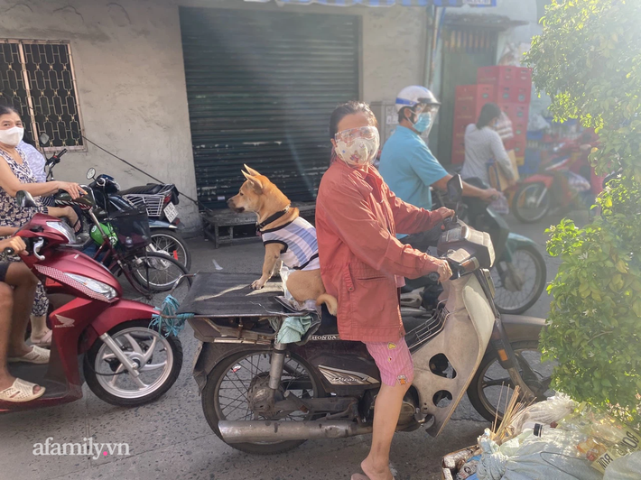 Xe tải bán hàng bình ổn giá cho dân TP.HCM đi chợ sát nhà những ngày giãn cách: 3 tiếng hết sạch thịt, rau - Ảnh 10.