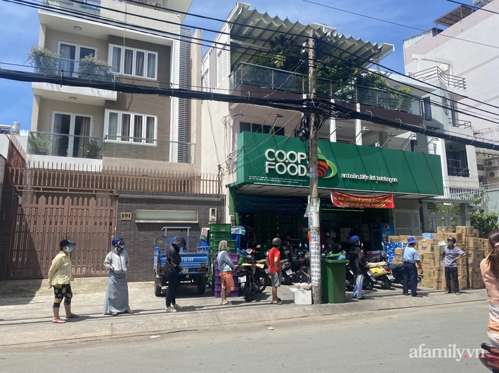 TP.HCM mở thêm hơn 1.000 điểm cung ứng hàng thiết yếu, Con Cưng cũng bán rau khiến người dân thích thú - Ảnh 1.