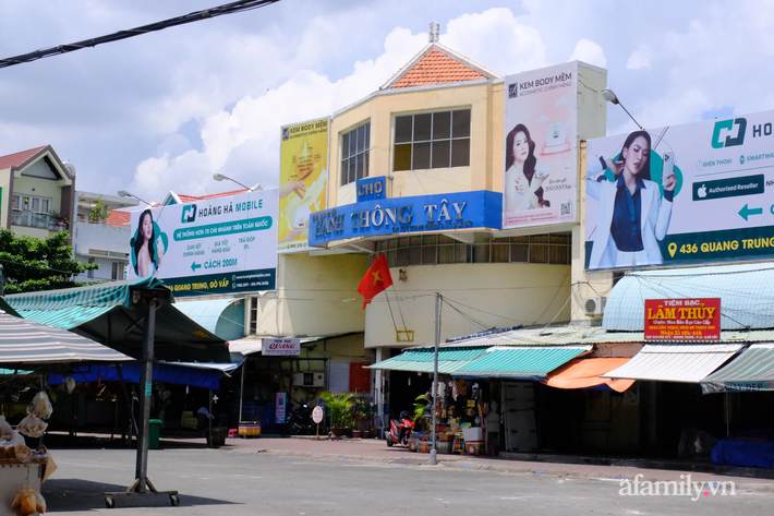 TP.HCM mở thêm hơn 1.000 điểm cung ứng hàng thiết yếu, Con Cưng cũng bán rau khiến người dân thích thú - Ảnh 4.