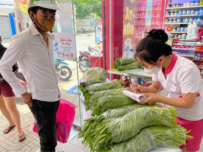 TP.HCM mở thêm hơn 1.000 điểm cung ứng hàng thiết yếu, Con Cưng cũng bán rau khiến người dân thích thú - Ảnh 2.