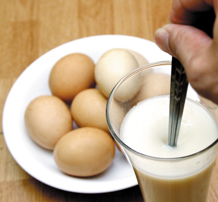 Ăn trứng rồi có nên uống ngay một ly sữa đậu nành? - Ảnh 2.