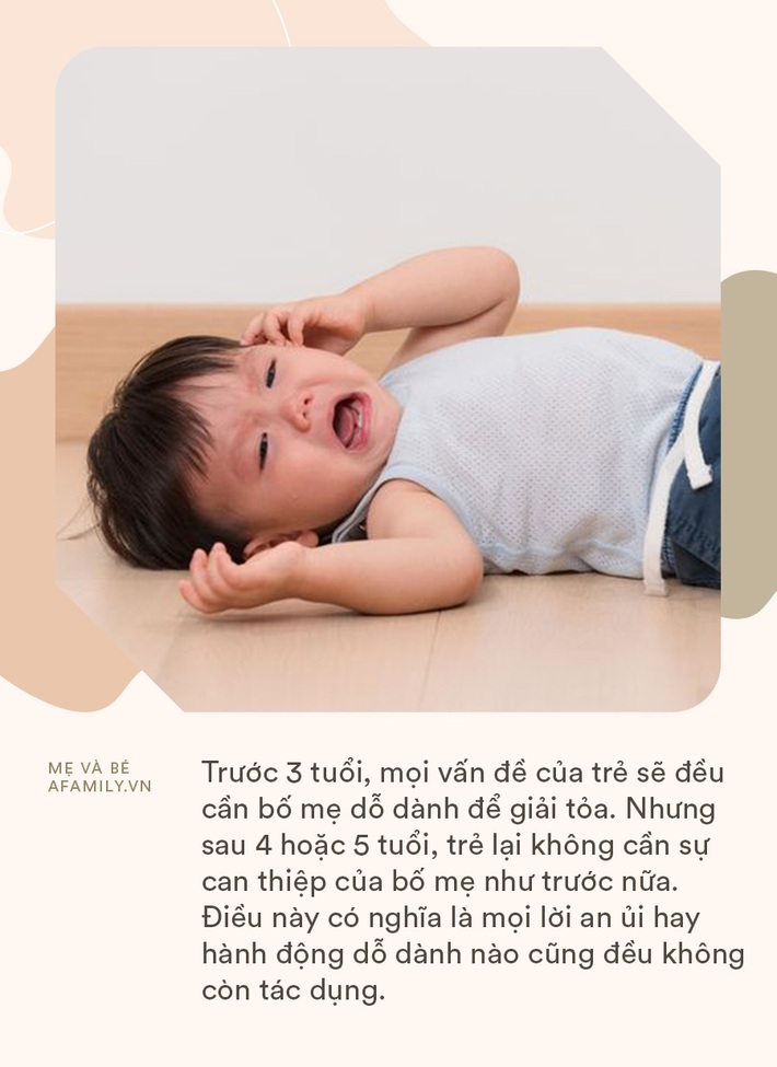 Thấy con khóc, bố mẹ nóng lòng dỗ nhưng nhận về phản ứng ngược: Hóa ra sau 3 tuổi bố mẹ không nên làm điều này với con - Ảnh 1.