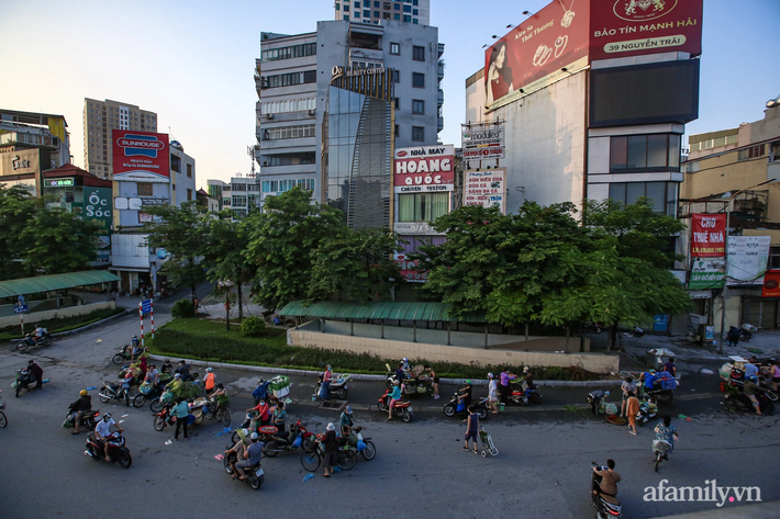 Buổi sáng đầu tiên cách ly toàn xã hội, đường phố Hà Nội vắng vẻ, người dân chỉ tập trung đông tại một số khu chợ để mua đồ ăn uống, sinh hoạt cho những ngày sắp tới - Ảnh 10.