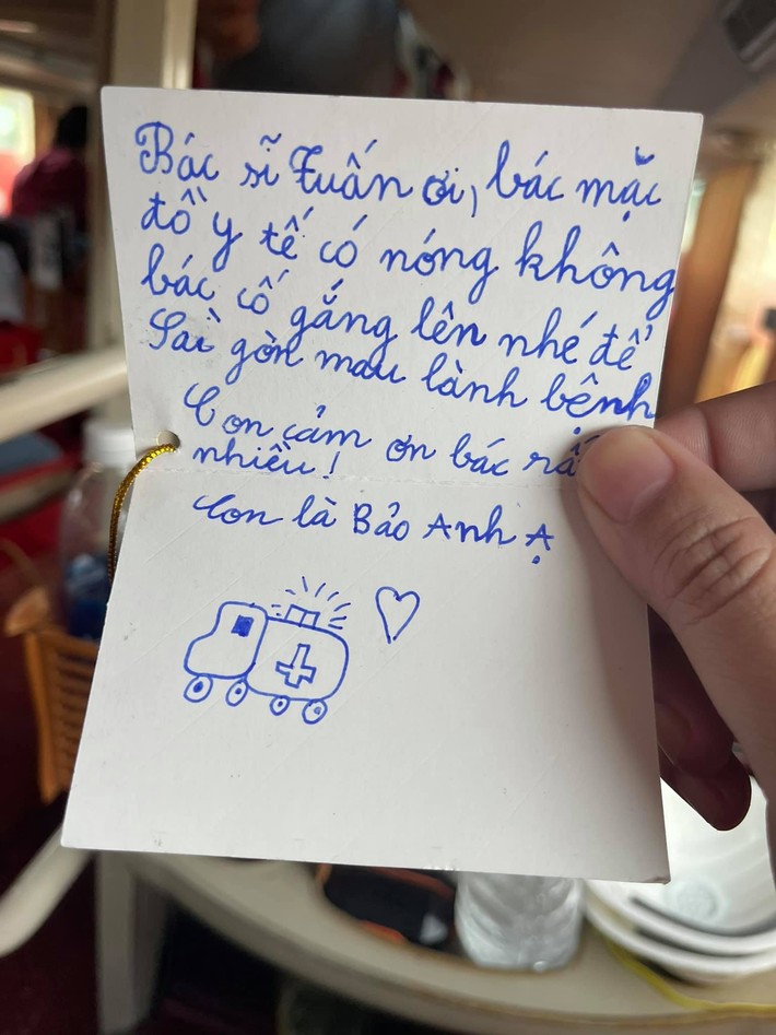 Dòng chữ nhắn nhủ dễ thương của bé gái gửi đến bác sĩ tuyến đầu chống dịch: 