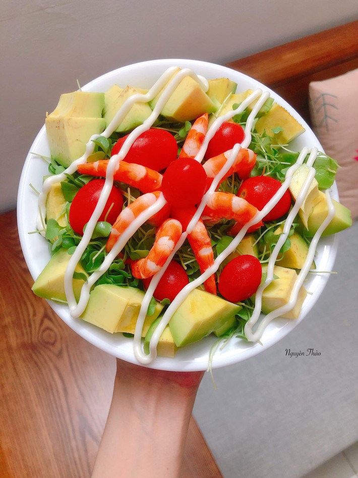 Vợ đảm làm salad 