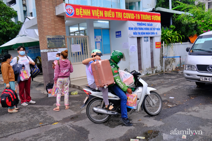 9 bệnh nhân đầu tiên tại Bệnh viện điều trị COVID-19 Trưng Vương khỏi bệnh: Hạnh phúc 