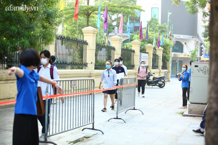 Hơn 100.000 thí sinh Hà Nội bước vào ngày thi tốt nghiệp THPT đầu tiên:  Nhiều e cuống cuồng chạy đến điểm thi khi trống điểm tiếng thứ nhất - Ảnh 2.