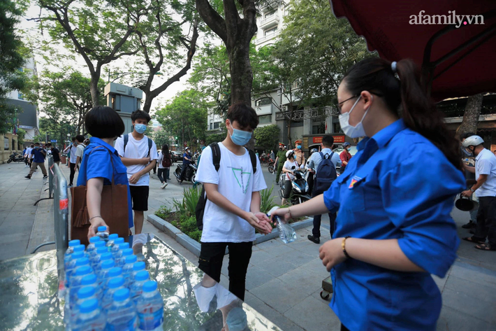 Hơn 100.000 thí sinh Hà Nội bước vào ngày thi tốt nghiệp THPT đầu tiên:  Nhiều e cuống cuồng chạy đến điểm thi khi trống điểm tiếng thứ nhất - Ảnh 6.