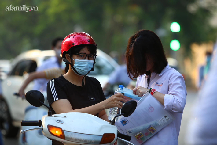 Hơn 100.000 thí sinh Hà Nội bước vào ngày thi tốt nghiệp THPT đầu tiên:  Nhiều e cuống cuồng chạy đến điểm thi khi trống điểm tiếng thứ nhất - Ảnh 7.