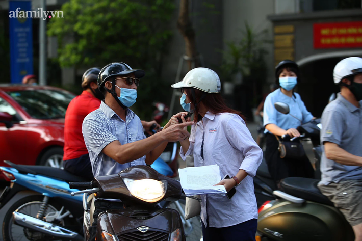 Hơn 100.000 thí sinh Hà Nội bước vào ngày thi tốt nghiệp THPT đầu tiên:  Nhiều e cuống cuồng chạy đến điểm thi khi trống điểm tiếng thứ nhất - Ảnh 8.