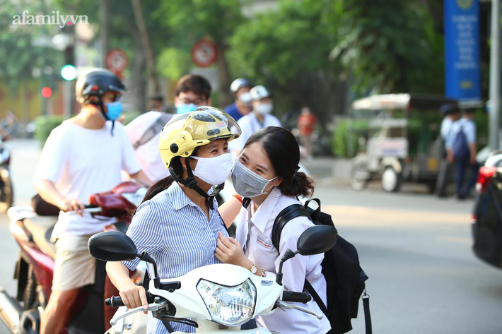 Hơn 100.000 thí sinh Hà Nội bước vào ngày thi tốt nghiệp THPT đầu tiên:  Nhiều e cuống cuồng chạy đến điểm thi khi trống điểm tiếng thứ nhất - Ảnh 9.