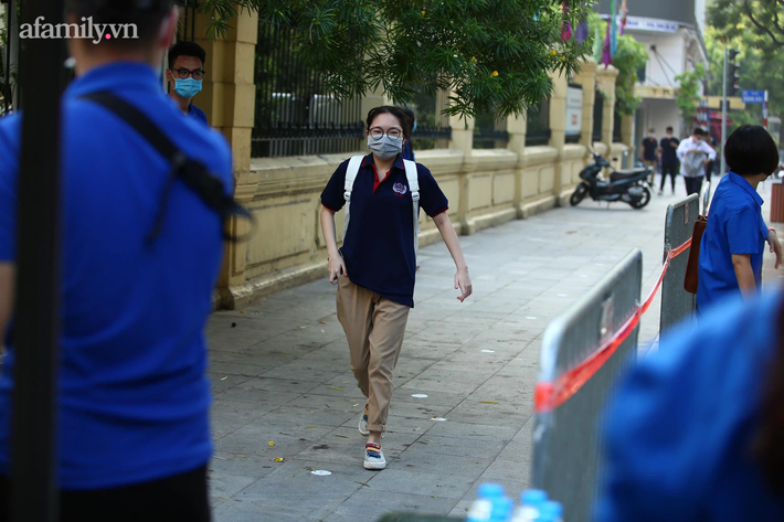 Hơn 100.000 thí sinh Hà Nội bước vào ngày thi tốt nghiệp THPT đầu tiên:  Nhiều e cuống cuồng chạy đến điểm thi khi trống điểm tiếng thứ nhất - Ảnh 12.