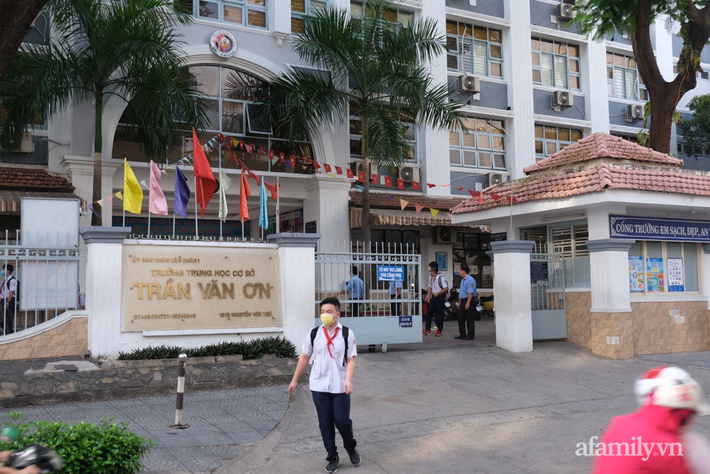 TP.HCM đã phát hiện 3 thí sinh dương tính SARS-CoV-2 trong kỳ thi tốt nghiệp trung học phổ thông - Ảnh 1.