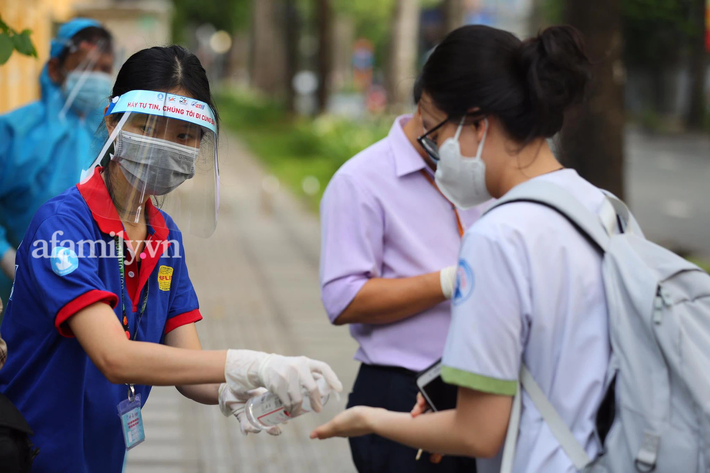 Ngày thi đầu tiên Kỳ thi tốt nghiệp THPT 2021: Những cái ôm được trao qua lớp khẩu trang, điểm thi không đông nghịt người như mọi năm  - Ảnh 16.