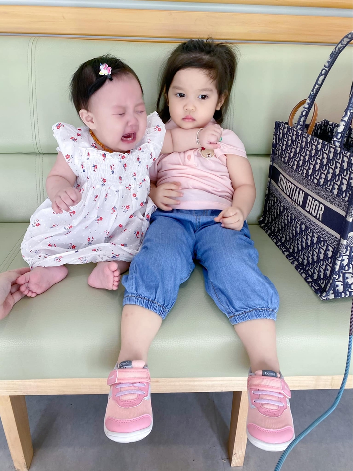 Hằng Túi đưa 2 con gái đi tiêm, cô út San khóc la ầm ĩ còn 