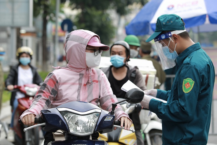 Hà Nội: Sửa đổi quy định 4 loại giấy tờ ra đường, người dân chỉ cần mang 2 loại sau - Ảnh 1.