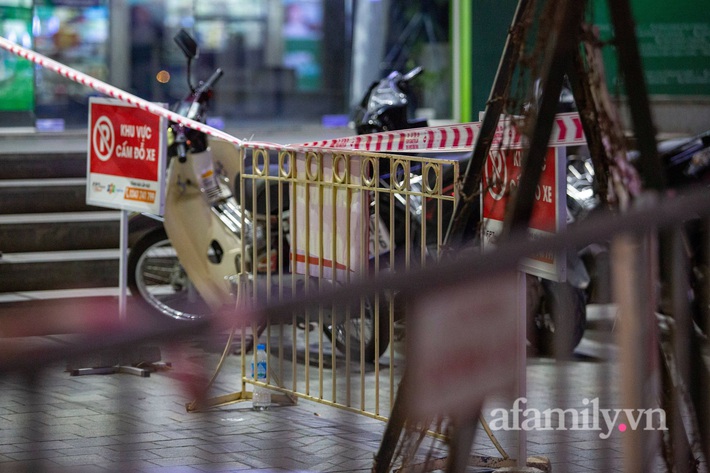 Hàng rào chắn trước sảnh chung cư