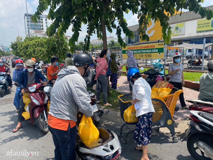 Người dân ra đường rất đông để tích trữ hàng hóa: Lãnh đạo TP.HCM khẳng định đảm bảo cung ứng nhu yếu phẩm - Ảnh 1.