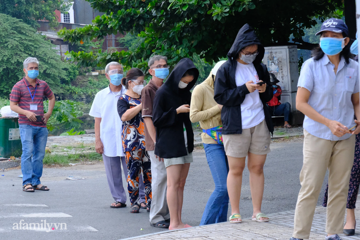 Người dân ra đường rất đông để tích trữ hàng hóa: Lãnh đạo TP.HCM khẳng định đảm bảo cung ứng nhu yếu phẩm - Ảnh 2.