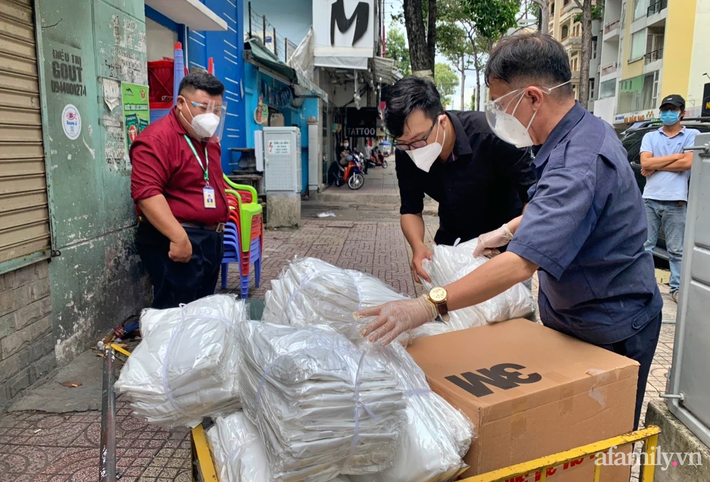 Tin nhắn nghẹn lòng lúc nửa đêm và 24 giờ huy động hơn 150 triệu đồng hỗ trợ bác sĩ Sài Gòn chống COVID-19 - Ảnh 4.