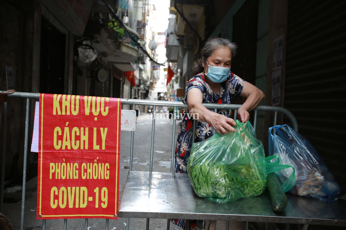 Hà Nội cách ly y tế 900 hộ dân phường Văn Chương liên quan ca mắc COVID-19 - Ảnh 9.