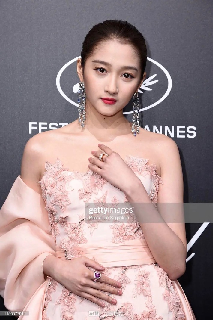 Bộ ảnh xuất sắc của Quan Hiểu Đồng tại sự kiện quốc tế, đẹp không kém gì Elle Fanning - Ảnh 1.