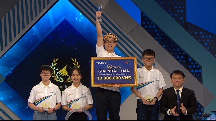 Nam sinh Olympia giành vòng nguyệt quế nhưng cô bạn đứng cạnh mới gây sốt: Rõ xinh mà chương trình 