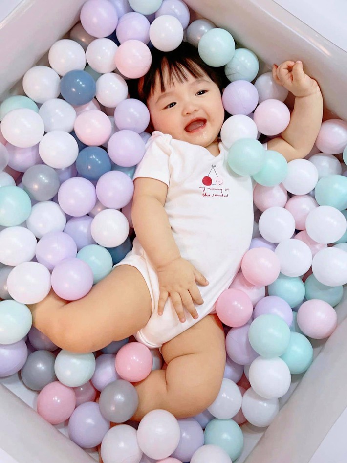 Đông Nhi khoe loạt khoảnh khắc con gái khiến bà nội 