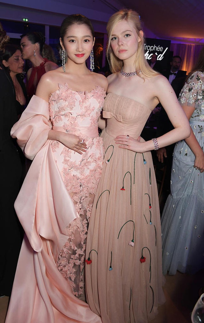 Cô không hề lép vế khi đọ sắc với Elle Fanning.