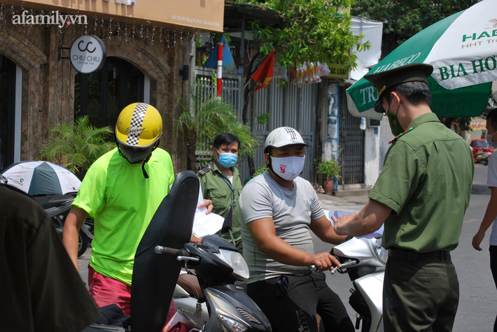 Lực lượng chức năng căng mình cắm chốt để đảm bảo công tác phòng chống dịch